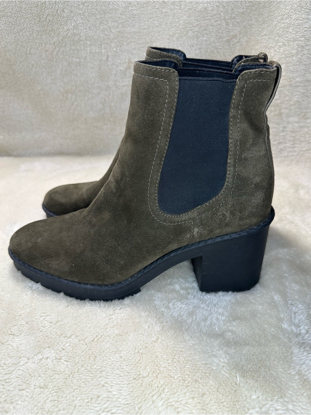 Vince Henderson weatherproof suede Chelsea boots in a dark olive green Size 9.5